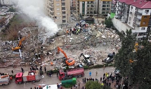 Deprem Bölgesi'nden Tahliye İşlemleri Sürüyor