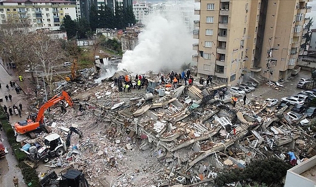 Depremde 284 Kişi Hayatını Kaybetti 2323 Kişi Yaralandı