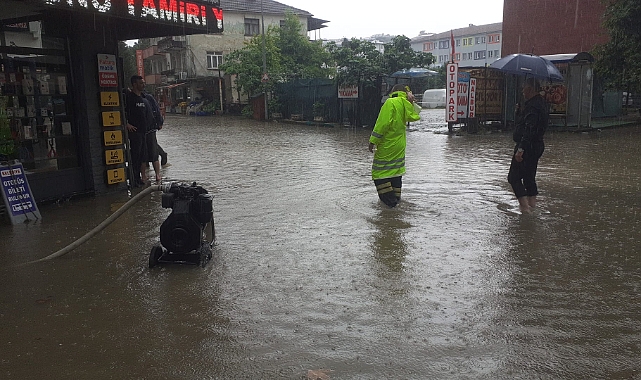 Düzce'de Sağanak Nedeniyle İş Yerlerini Su Bastı