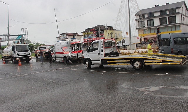 Ordu'da Trafik Kazası Tır, Ambulans ve Minibüs Çarpıştı