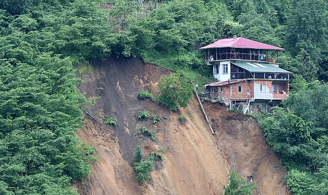 Trabzon'da Heyelan Nedeniyle 3 Ev Boşaltıldı