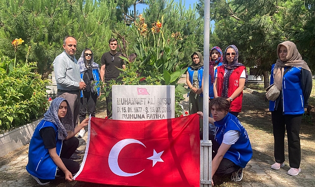 Bafra Gençlik Merkezi Gönüllüleri 15 Temmuz Şehidi Aksu'nun Kabrini Ziyaret Etti