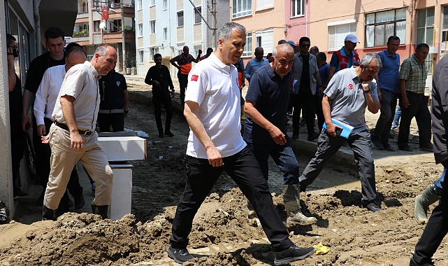 Bakan Yerlikaya Selden Etkilenen Zonguldak'ı Ziyaret Etti
