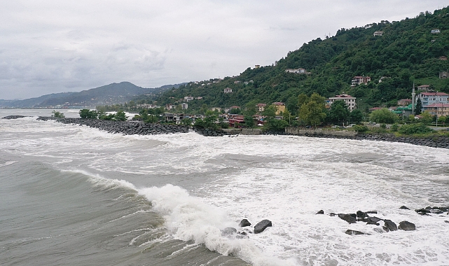 Trabzon'da Fırtına Nedeniyle Dalgaların Boyu 5 Metreyi Geçti
