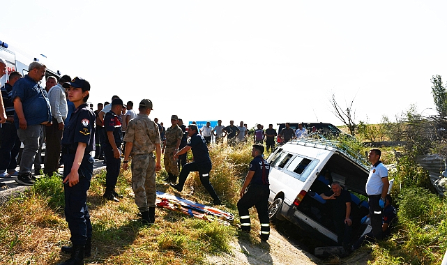 Yolcu Minibüsü Şarampole Devrildi; Ölü ve Yaralılar Var