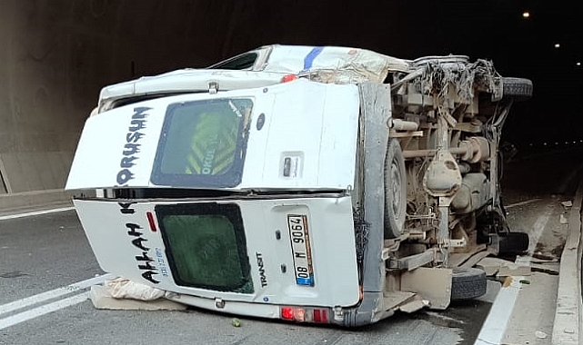 Artvin'de Minibüs Devrildi 11 Kişi Yaralandı