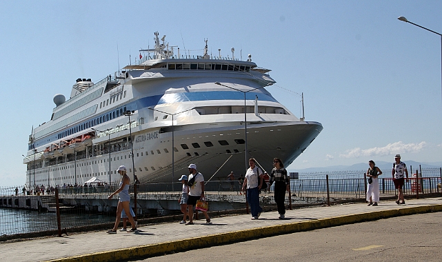 Astoria Grande Kruvaziyeri 899 Yolcuyla Sinop Limanı'na Demirledi