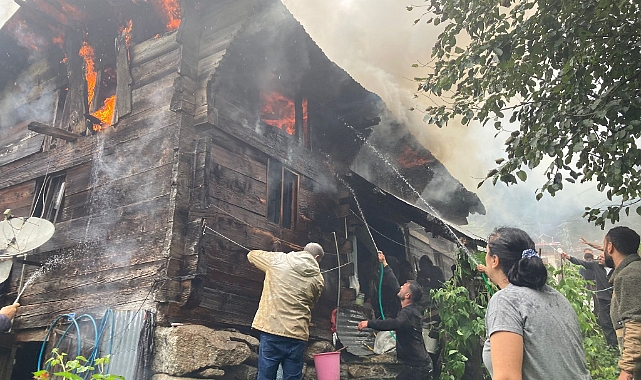 Ayder Yaylası'nda Çıkan Yangında Ahşap Ev Yandı