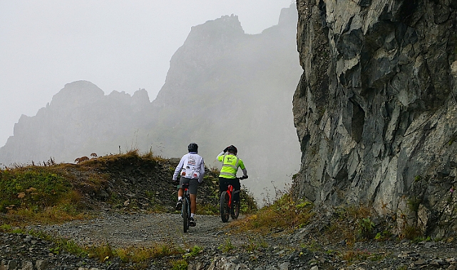 Bisiklet Tutkunları Derebaşı Virajlarında Pedal Çevirdi