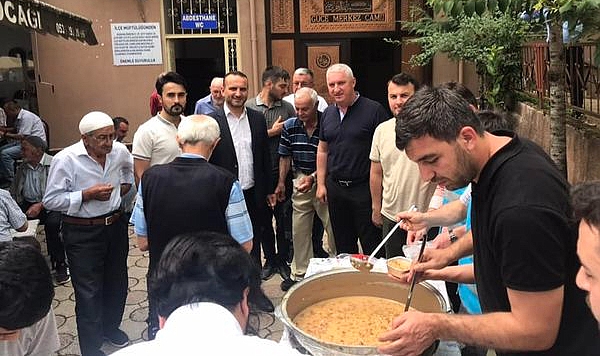 Güce'de Vatandaşlara Aşure İkram Edildi