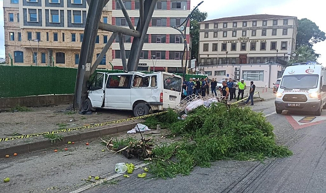 Mevsimlik İşçileri Taşıyan Minibüs Üst Geçide Çarptı: 1 Ölü, 13 Yaralı
