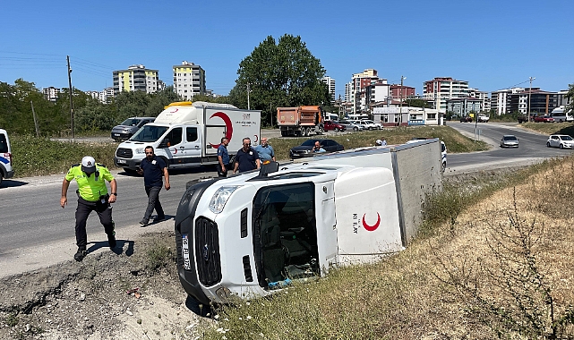 Samsun'da Kızılay'a Ait Araç Devrildi