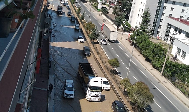 Trabzon'da Ana Su Hattı Patladı Karadeniz Sahil Yolu'nu Su Bastı