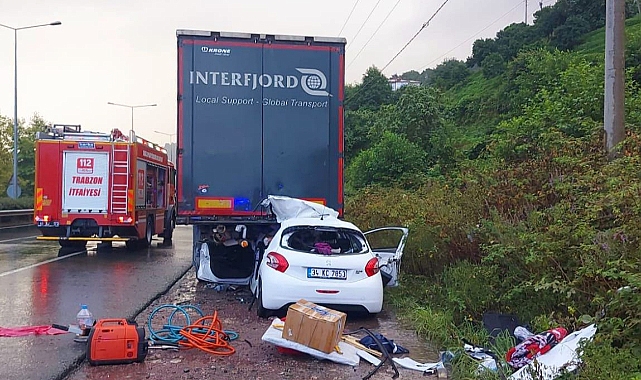 Trabzon'da Park Halindeki Tıra Çarpan Otomobildeki 2 Kişi Öldü