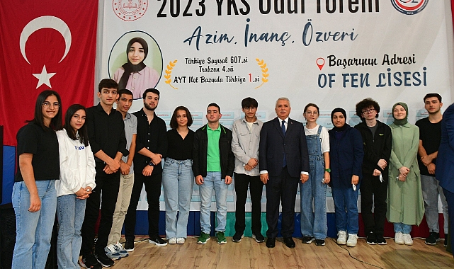 Vali Yıldırım Of'ta 2022-23 Eğitim Yılında Başarılı Olan Öğrenciler İçin Düzenlenen Törene Katıldı