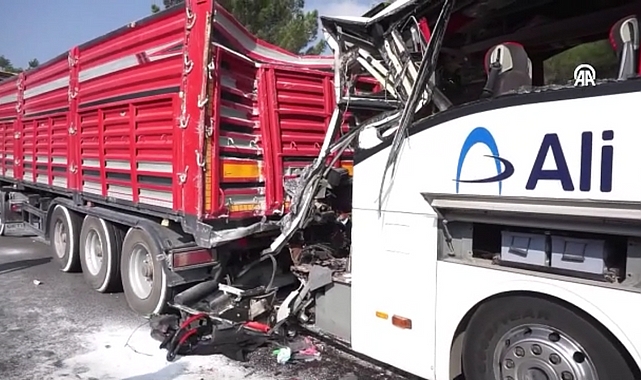 Yolcu Otobüsü Tıra Çarptı, Ölü ve Yaralılar Var