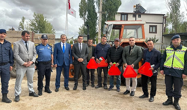 Bayburt'ta Kazaları Önlemek Amacıyla Traktör Sürücülerine Reflektör Dağıtıldı