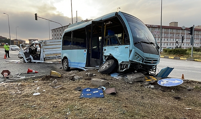 Kamyonet ve Minibüs Çarpıştı 11 Kişi Yaralandı