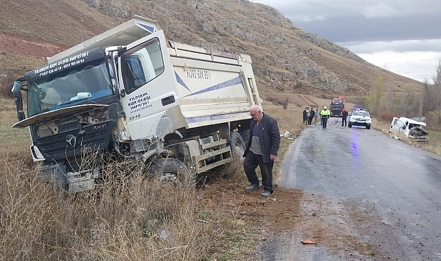 Bayburt'ta Hafif Ticari Araçla kamyon Çarpıştı