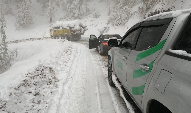 Yayla Yolunda Mahsur Kalan 4 Kişiyi Ormancılar Kurtardı