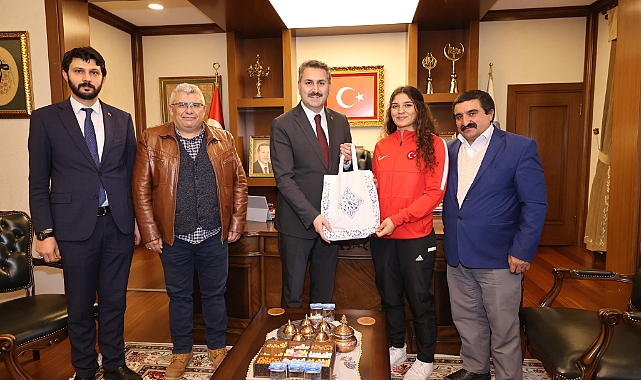 Milli Güreşçi Nesrin Baş, Başkan Eroğlu'nu Makamında Ziyaret Etti
