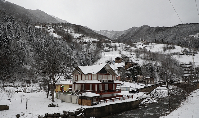 Rize'nin Yüksek Kesimlerinde Kar Yağışı Etkili Oldu