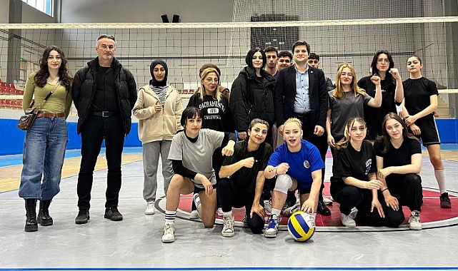 CHP'nin Of'taki Bahar Şenlikleri'nde Voleybol Heyecanı