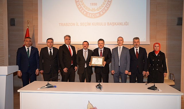 Trabzon Büyükşehir Belediye Başkanı Ahmet Metin Genç Mazbatasını Aldı