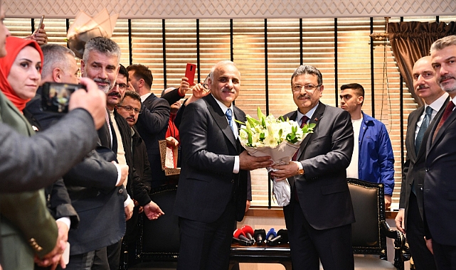 Trabzon Büyükşehir Belediyesi'nde Devir Teslim Töreni Yapıldı