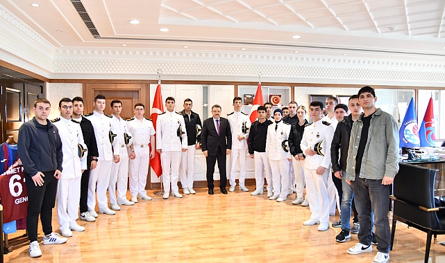 Başkan Genç, Darp Edilen Öğrencileri Makamında Ağırladı