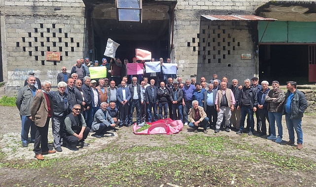 Çay Üreticileri Cumapazarı'nda Çay Fiyatlarını Protesto Etti