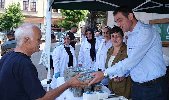Giresun Belediyesi Vatandaşlara Aşure İkram Etti