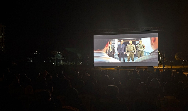 Vatandaşlardan Açıkhava Sinema Gösterimine Yoğun İlgi