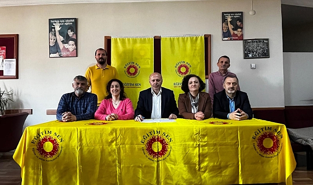 Eğitim-Sen Trabzon Şubesi 24 Kasım Öğretmenler Günü Nedeniyle Basın Açıklaması Yaptı