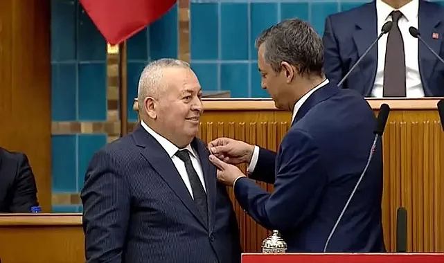 Cemal Enginyurt ve Salih Uzun CHP'ye Katıldı! Rozetlerini Özgür Özel Taktı